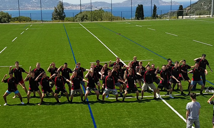 Cours de Haka sur le stade de Lumiu