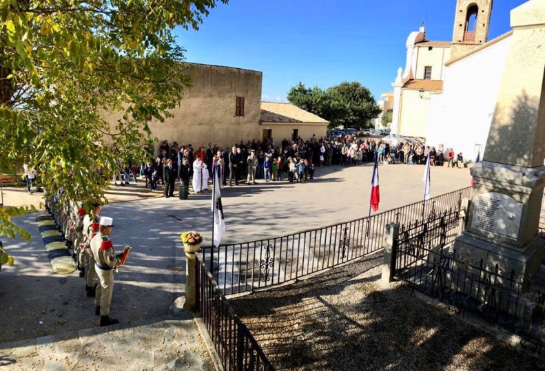 Le village de Lumiu recueilli autour de son monument aux morts Le village de Lumiu recueilli autour de son monument aux morts