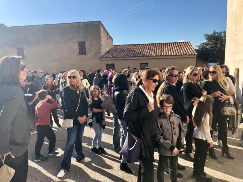 Le village de Lumiu recueilli autour de son monument aux morts Le village de Lumiu recueilli autour de son monument aux morts