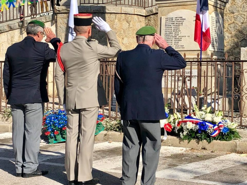 Le village de Lumiu recueilli autour de son monument aux morts Le village de Lumiu recueilli autour de son monument aux morts