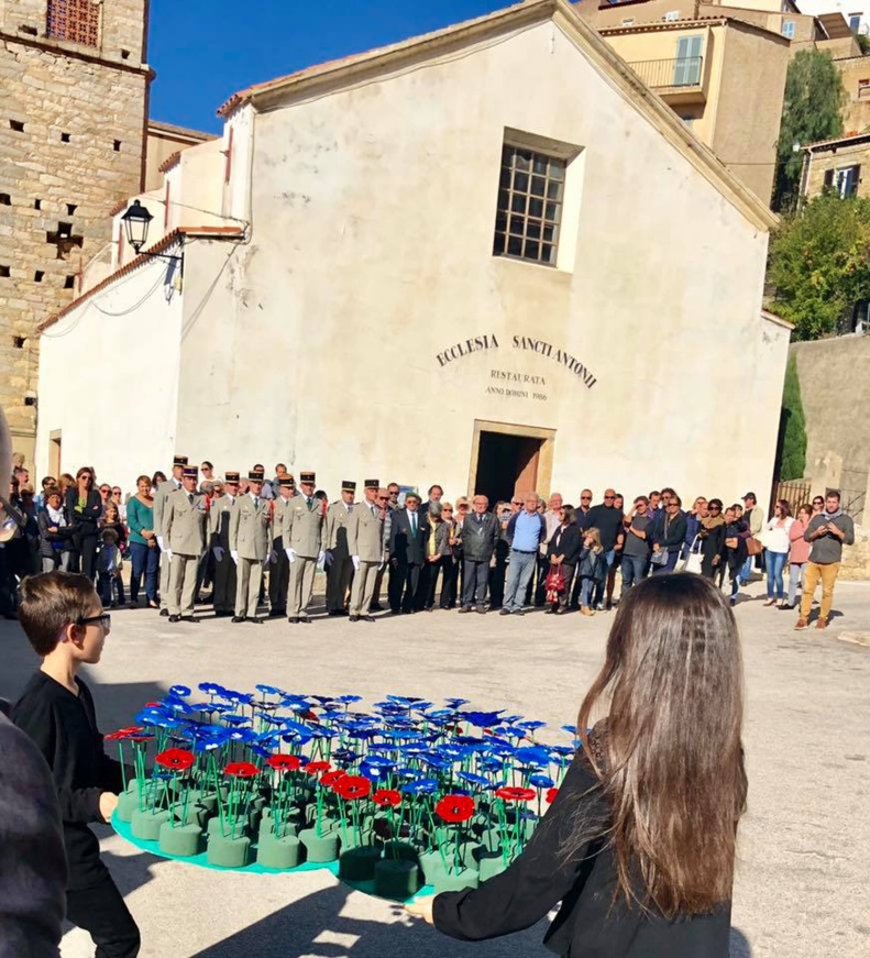 Le village de Lumiu recueilli autour de son monument aux morts Le village de Lumiu recueilli autour de son monument aux morts