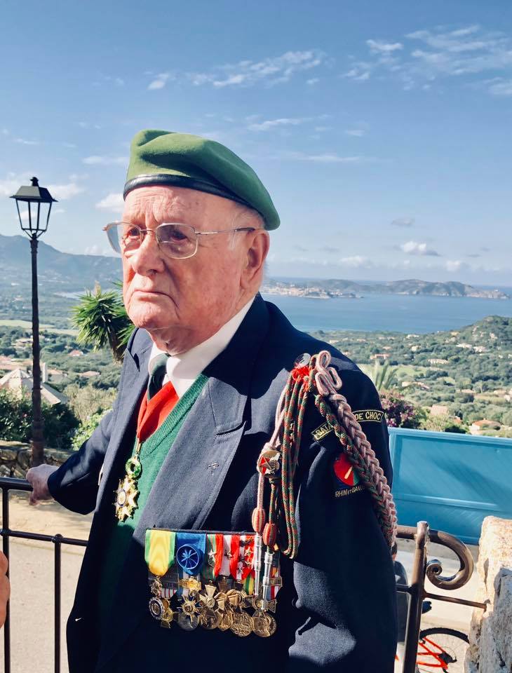 Le village de Lumiu recueilli autour de son monument aux morts Le village de Lumiu recueilli autour de son monument aux morts
