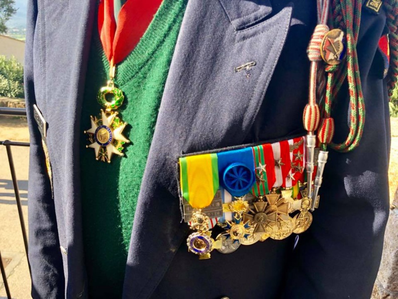 Le village de Lumiu recueilli autour de son monument aux morts Le village de Lumiu recueilli autour de son monument aux morts