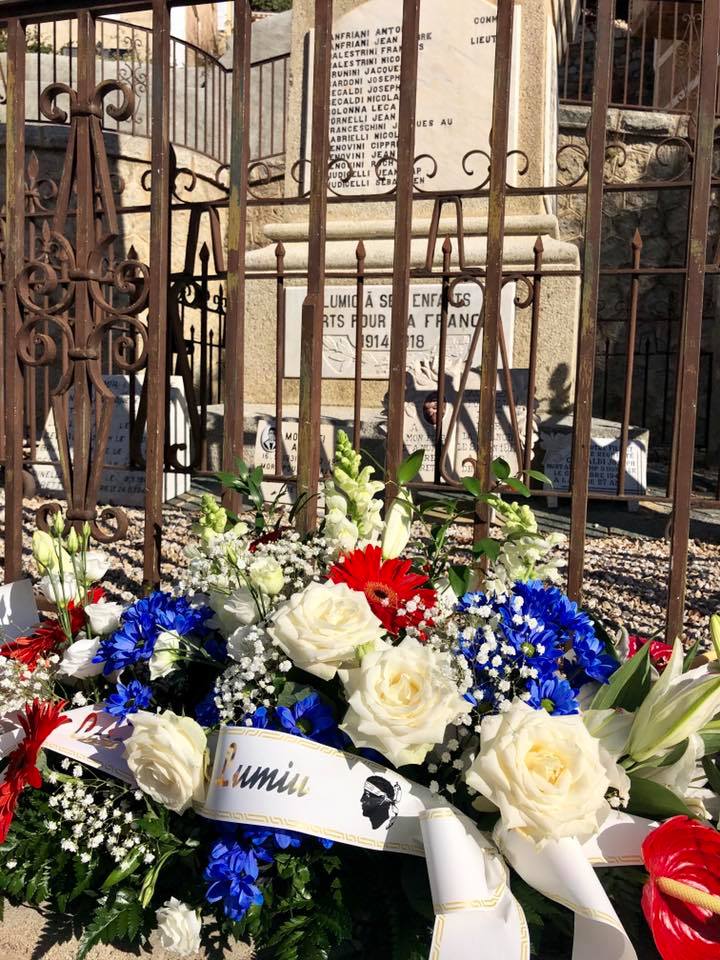 Le village de Lumiu recueilli autour de son monument aux morts Le village de Lumiu recueilli autour de son monument aux morts