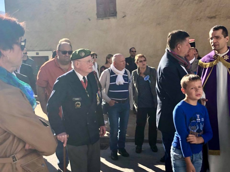 Le village de Lumiu recueilli autour de son monument aux morts Le village de Lumiu recueilli autour de son monument aux morts