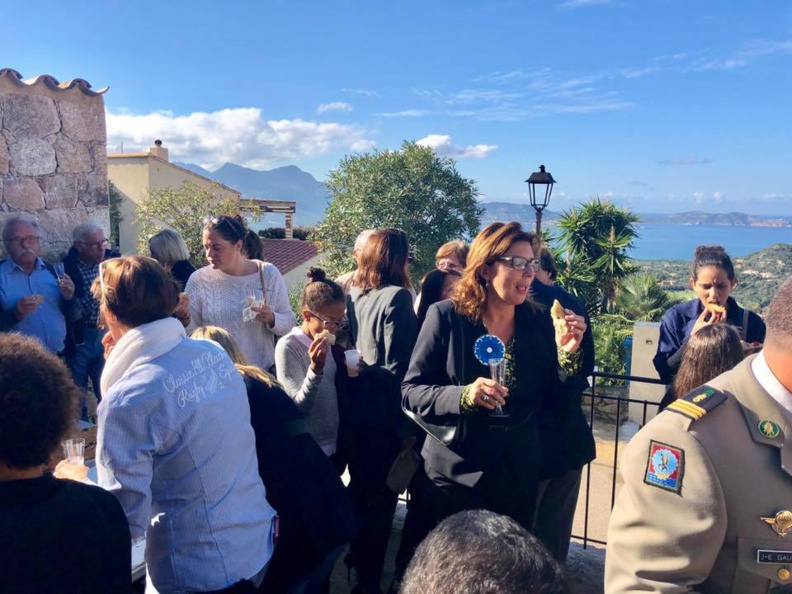 Le village de Lumiu recueilli autour de son monument aux morts Le village de Lumiu recueilli autour de son monument aux morts