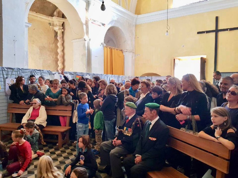 Le village de Lumiu recueilli autour de son monument aux morts Le village de Lumiu recueilli autour de son monument aux morts