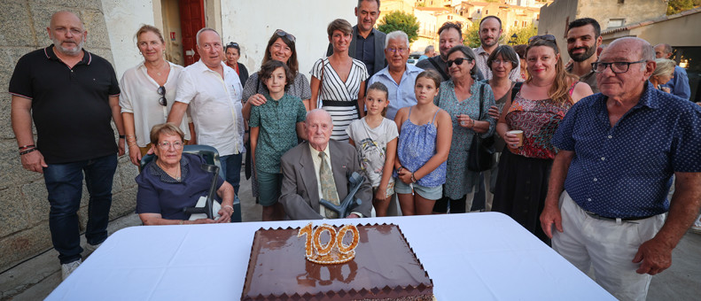 Centenaire du Colonel Pierre Neuville sur la place du village, le 3 septembre 2022 Centenaire du Colonel Pierre Neuville sur la place du village, le 3 septembre 2022
