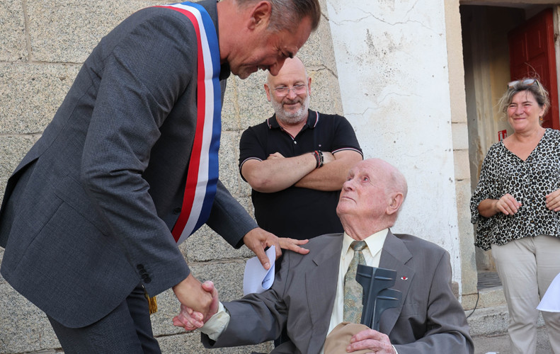 Centenaire du Colonel Pierre Neuville sur la place du village, le 3 septembre 2022 Centenaire du Colonel Pierre Neuville sur la place du village, le 3 septembre 2022