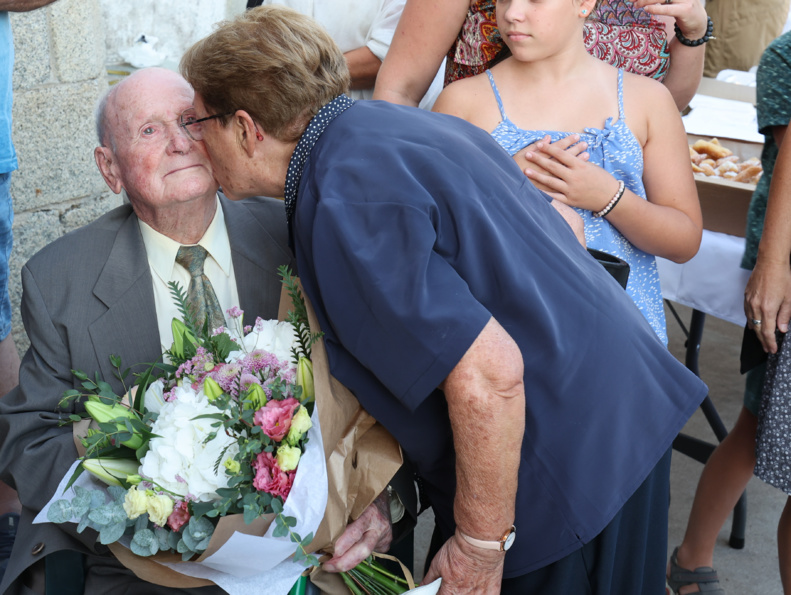Centenaire du Colonel Pierre Neuville sur la place du village, le 3 septembre 2022 Centenaire du Colonel Pierre Neuville sur la place du village, le 3 septembre 2022