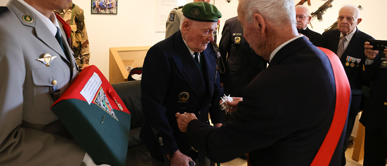 Le Lieutenant-Colonel Pierre Neuville élevé à la dignité de Grand Officier de la Légion d'honneur Le Lieutenant-Colonel Pierre Neuville élevé à la dignité de Grand Officier de la Légion d'honneur