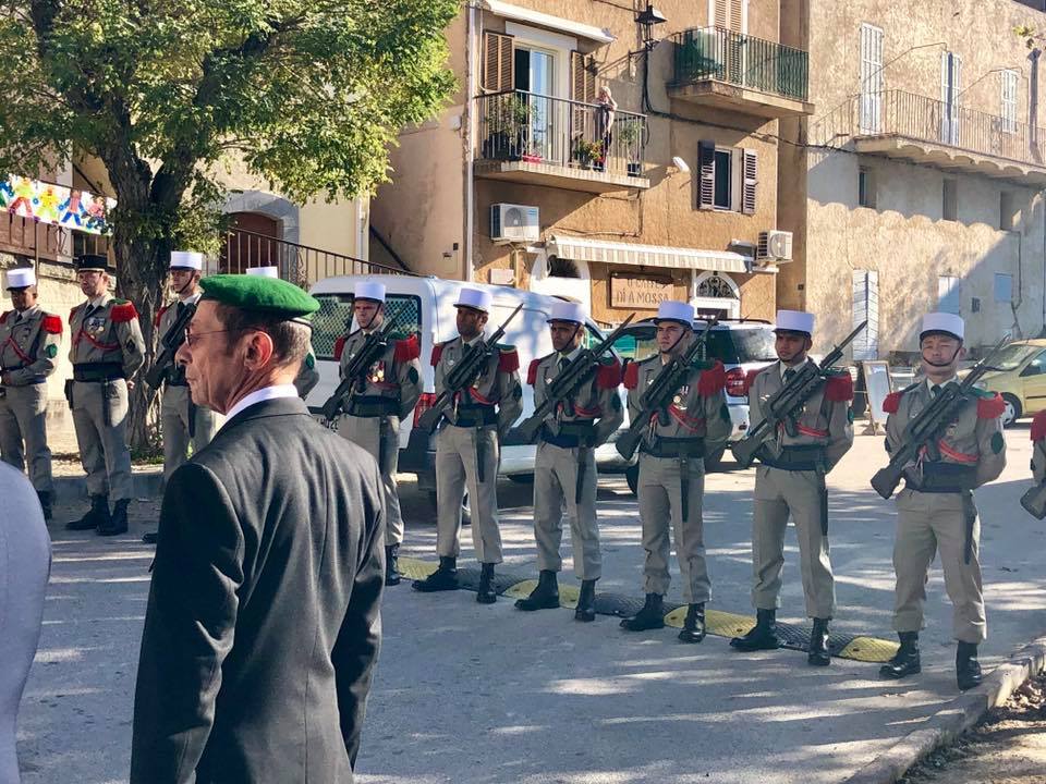 Le village de Lumiu recueilli autour de son monument aux morts Le village de Lumiu recueilli autour de son monument aux morts