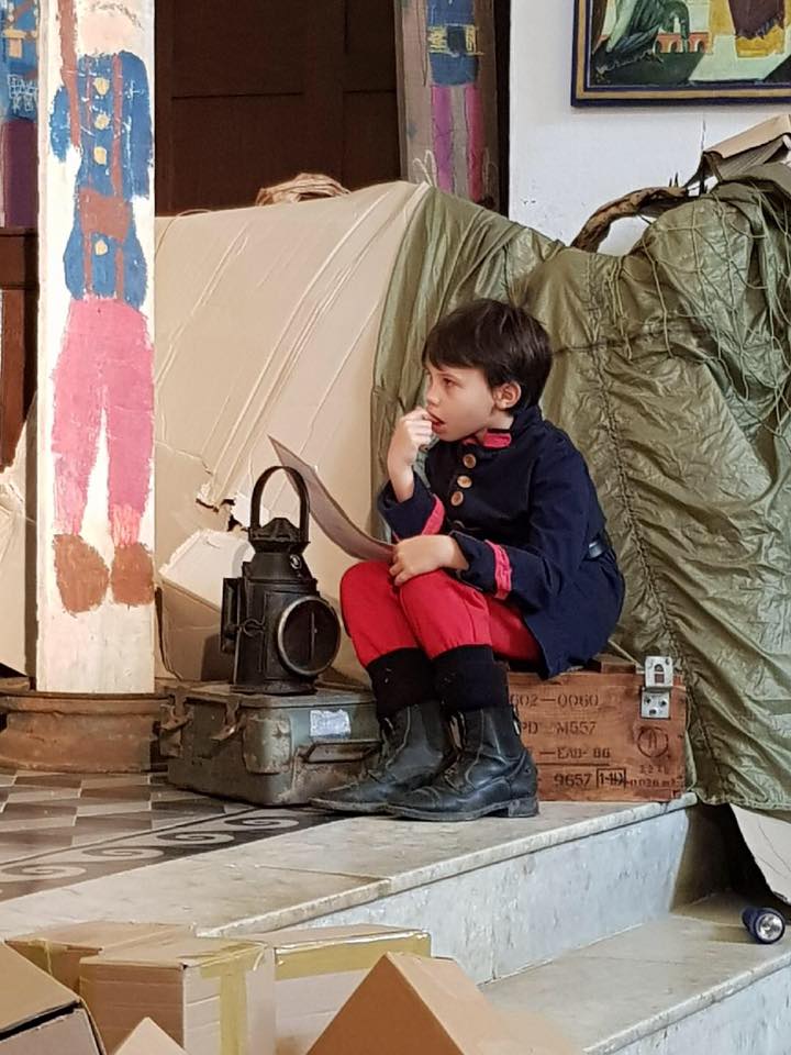 Le village de Lumiu recueilli autour de son monument aux morts Le village de Lumiu recueilli autour de son monument aux morts