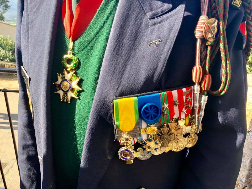 Le village de Lumiu recueilli autour de son monument aux morts Le village de Lumiu recueilli autour de son monument aux morts