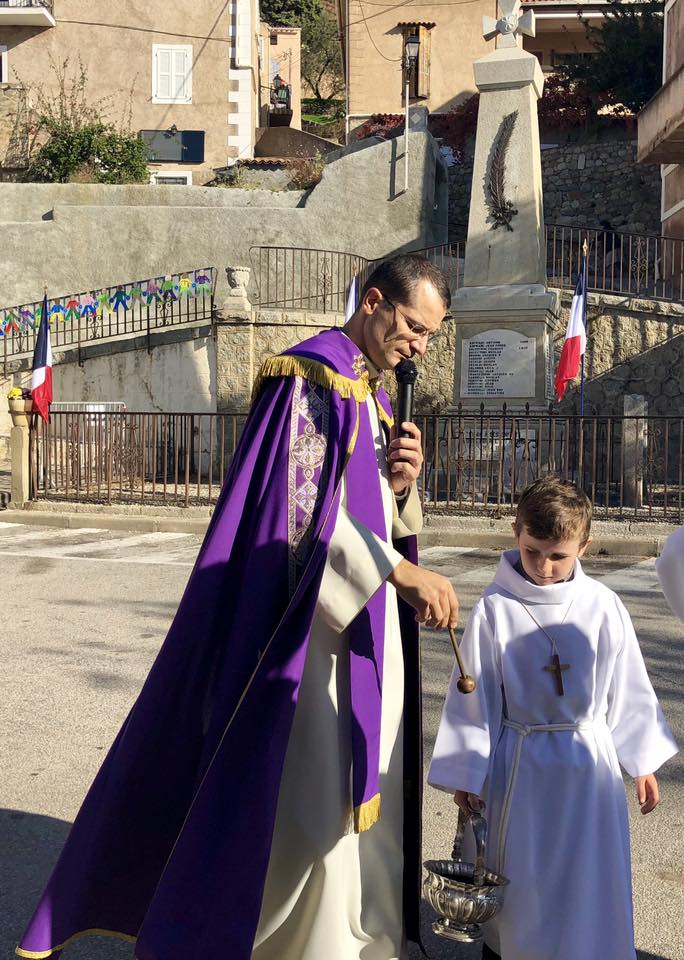 Le village de Lumiu recueilli autour de son monument aux morts Le village de Lumiu recueilli autour de son monument aux morts