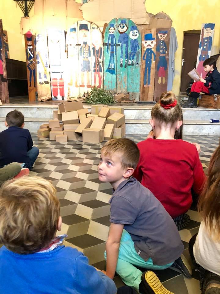 Le village de Lumiu recueilli autour de son monument aux morts Le village de Lumiu recueilli autour de son monument aux morts