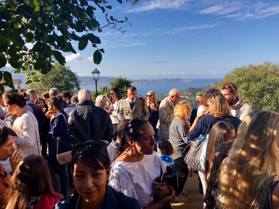 Le village de Lumiu recueilli autour de son monument aux morts Le village de Lumiu recueilli autour de son monument aux morts