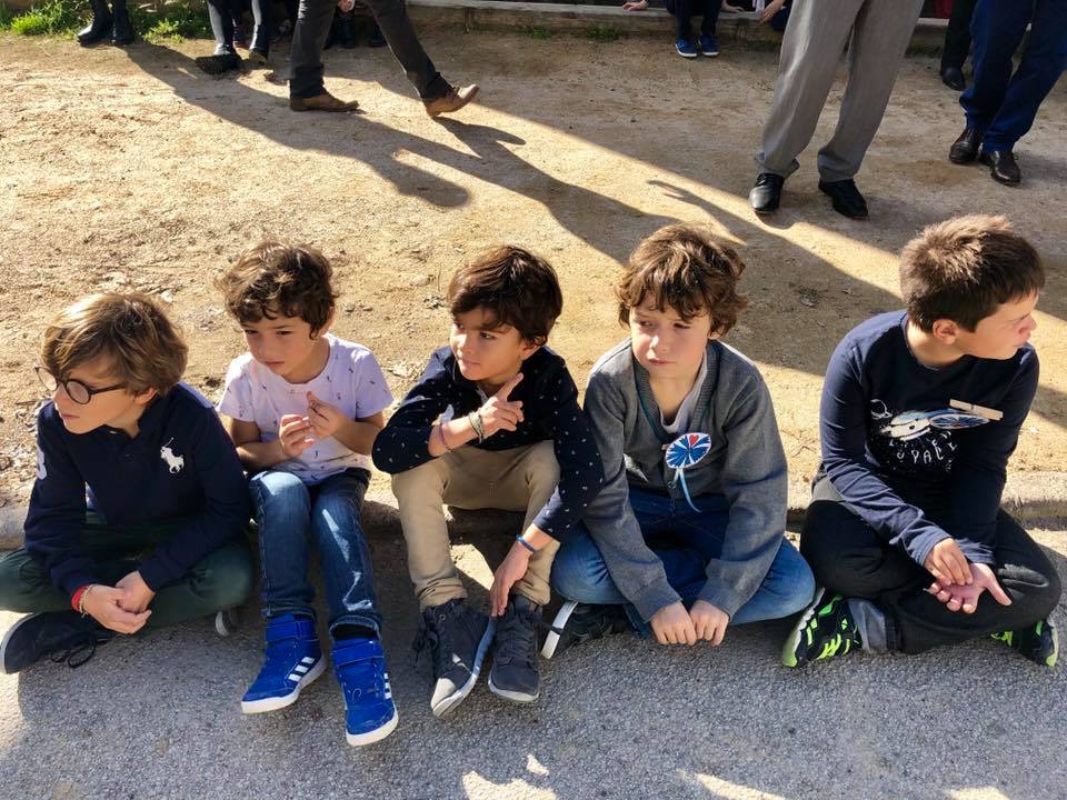 Le village de Lumiu recueilli autour de son monument aux morts Le village de Lumiu recueilli autour de son monument aux morts