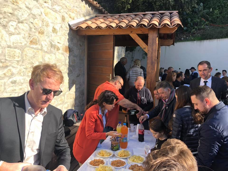 Le village de Lumiu recueilli autour de son monument aux morts Le village de Lumiu recueilli autour de son monument aux morts